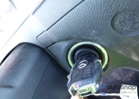 2011 Mercedes-Benz C 300 Luxury 4Matic z USA, uszkodzony, nr VIN WDDGF8BB7BR139038